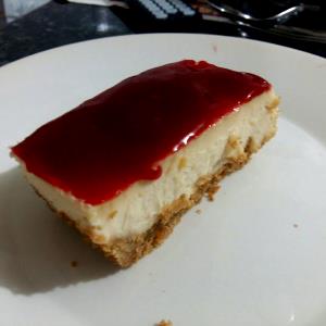 Quantas calorias em 1 Porçoes Cheesecake Com Geléia De Framboesa?