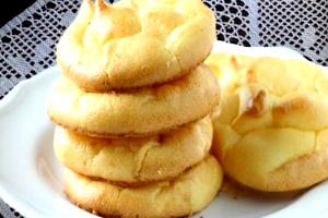 Quantas calorias em 1 Porçoes Cloud Bread Com Cream Cheese?