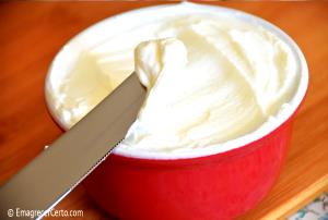 Quantas calorias em 1 Porçoes Cream Cheese Caseiro?