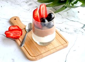 Quantas calorias em 1 Porçoes Creme De Baunilha E Chocolate Com Morango?