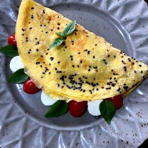 Quantas calorias em 1 Porçoes Crepe De Mussarela De Búfala Com Tomate E Manjericão?