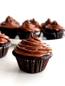 Quantas calorias em 1 Porçoes Cupcake De Chocolate Sem Glúten E Sem Ovo?