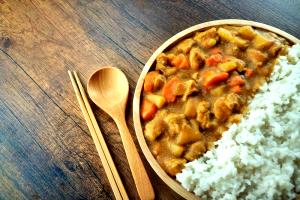 Quantas calorias em 1 Porçoes Curry Japonês?