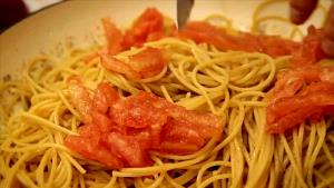 Quantas calorias em 1 Porçoes Espaguete İntegral Com Pesto De Azeitonas E Alcaparras?