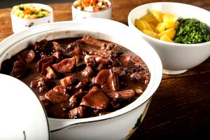 Quantas calorias em 1 Porçoes Feijoada Simples?