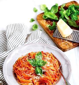 Quantas calorias em 1 Porçoes FETTUCCINE AO POMODORO COM MANJERICÃO?