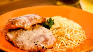 Quantas calorias em 1 Porçoes Frango A Parmegiana Prático?