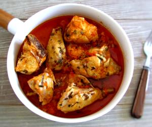 Quantas calorias em 1 Porçoes Frango Com Molho De Tomate?