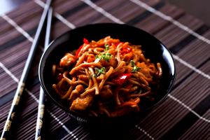 Quantas calorias em 1 Porçoes Frango Desfiado Com Legumes Yakissoba?