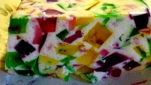 Quantas calorias em 1 Porçoes Gelatina Colorida?