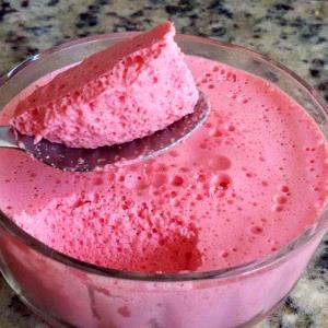 Quantas calorias em 1 Porçoes Gelatina Rosa?