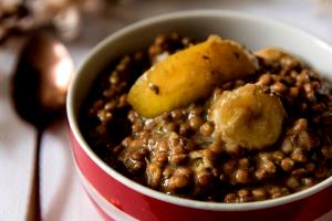 Quantas calorias em 1 Porçoes Lentilha Com Maçã E Banana Ao Curry?