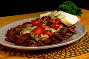 Quantas calorias em 1 Porçoes Linguiça Calabresa Com Tomate?