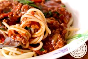 Quantas calorias em 1 Porçoes Macarrao Ao Molho De Picadinho De Carne E Tomate?