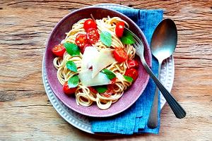 Quantas calorias em 1 Porçoes Macarrão Com Manjericao E Tomate Cereja?