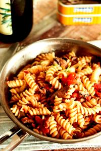 Quantas calorias em 1 Porçoes Macarrão Com Sardinha?