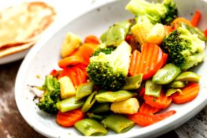 Quantas calorias em 1 Porçoes Macarrão Gravatinha Com Legumes Salteado Na Manteiga?