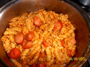 Quantas calorias em 1 Porçoes Macarrão İntegral Com Molho De Salsicha?