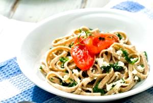 Quantas calorias em 1 Porçoes Macarrão İntegral Com Ricota E Tomate?