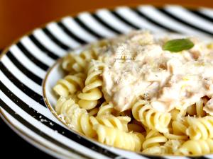 Quantas calorias em 1 Porçoes Macarrão Parafuso Ao Molho De Salmão E Creme De Leite?