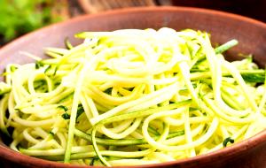 Quantas calorias em 1 Porçoes Macarrão Integral Com Molho De Abobrinha?