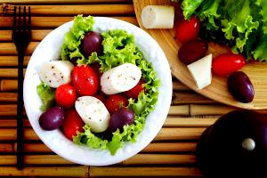 Quantas calorias em 1 Porçoes Minissalada De Alface, Tomate E Palmito?