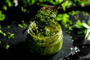 Quantas calorias em 1 Porçoes Molho Al Pesto?