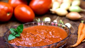 Quantas calorias em 1 Porçoes Molho De Tomate Ao Sugo Com Cebola?