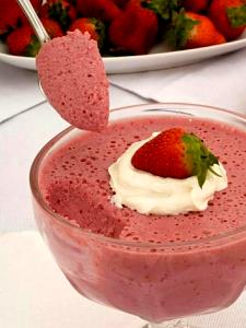 Quantas calorias em 1 Porçoes Mousse Com Gelatina Sabor Morango?