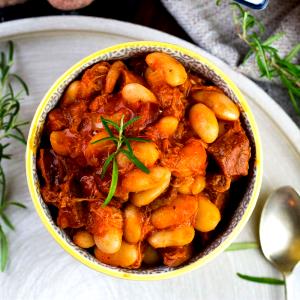 Quantas calorias em 1 Porçoes Nhoque De Travessa Com Ragu De Rabada?