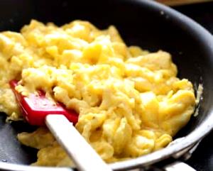 Quantas calorias em 1 Porçoes Ovo Mexido Omelete?