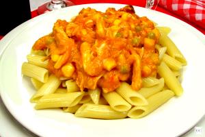 Quantas calorias em 1 Porçoes Penne Ao Molho De Tomate Com Frango?