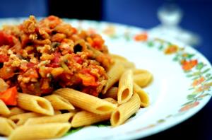 Quantas calorias em 1 Porçoes Penne İntegral A Bolonhesa De Tofu?