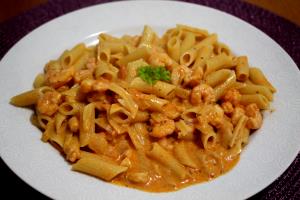 Quantas calorias em 1 Porçoes Penne Regado Com Molho De Camarão?