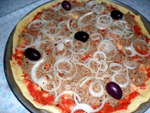 Quantas calorias em 1 Porçoes Pizza De Atum Caseira?