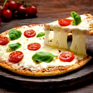 Quantas calorias em 1 Porçoes Pizza De Frigideira Com Presunto, Palmito E Mussarela?