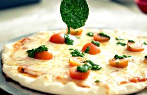 Quantas calorias em 1 Porçoes Pizza De İogurte De Mussarela Pesto E Tomate Cereja?