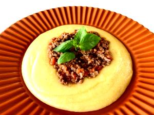 Quantas calorias em 1 Porçoes Polenta Com Carne Moída?