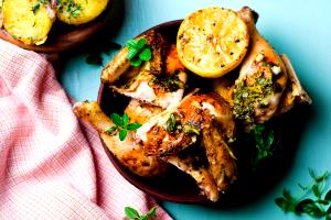 Quantas calorias em 1 Porçoes Pollo Con Limón Y Orégano Estilo Mediterráneo?