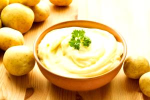 Quantas calorias em 1 Porçoes Purê De Batata İnglesa E Doce?