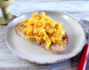 Quantas calorias em 1 Porçoes Pão Com Ovos Mexidos?