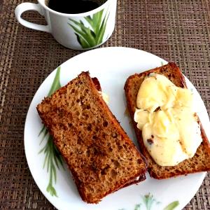 Quantas calorias em 1 Porçoes Pão De Forma İntegral Com Queijo?