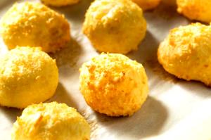 Quantas calorias em 1 Porçoes Pão De Queijo Low Carb (Com Provolone)?