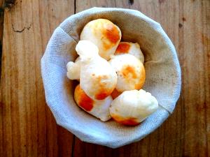 Quantas calorias em 1 Porçoes PÃO DE QUEIJO COM CREME DE LEITE?