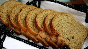 Quantas calorias em 1 Porçoes Pão İntegral De Cenoura?