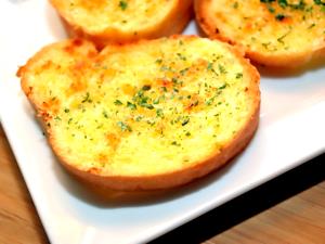 Quantas calorias em 1 Porçoes Pão İtaliano Tipo Garlic Bread?