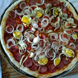 Quantas calorias em 1 Porçoes PIZZA DE CALABRESA EM CASA?