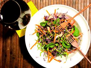 Quantas calorias em 1 Porçoes Receita De Salada De Repolho Roxo, Cenoura, Couve E Hortelã?