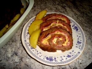 Quantas calorias em 1 Porçoes ROCAMBOLE DE CARNE RECHEADO COM QUEIJO MINAS?