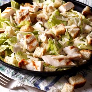 Quantas calorias em 1 Porçoes Salada Caesar Com Frango Grelhado?
